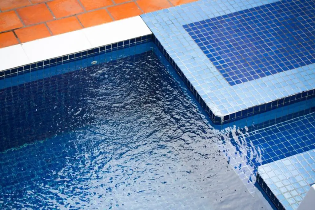 Can Bleach Be Used in Swimming Pools? (Pros, Cons & Calculations)