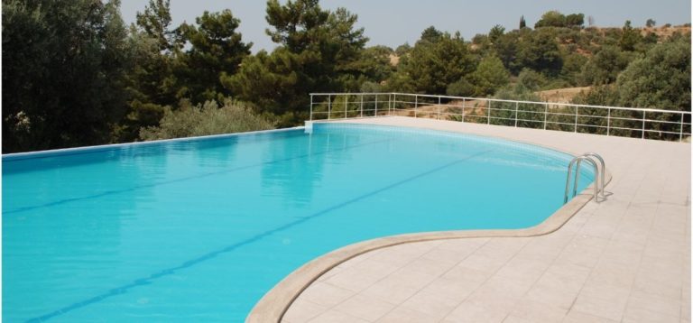 How Are Swimming Pools Heated?
